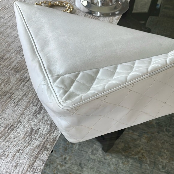 Chanel Vintage White Tote w/Gold hardware*BEAUTIFUL PIECE at bargain price! - Picture 9 of 14